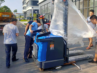 科力電動(dòng)堆高車進(jìn)行裝卸、堆高、堆垛和短距離運(yùn)輸作業(yè)